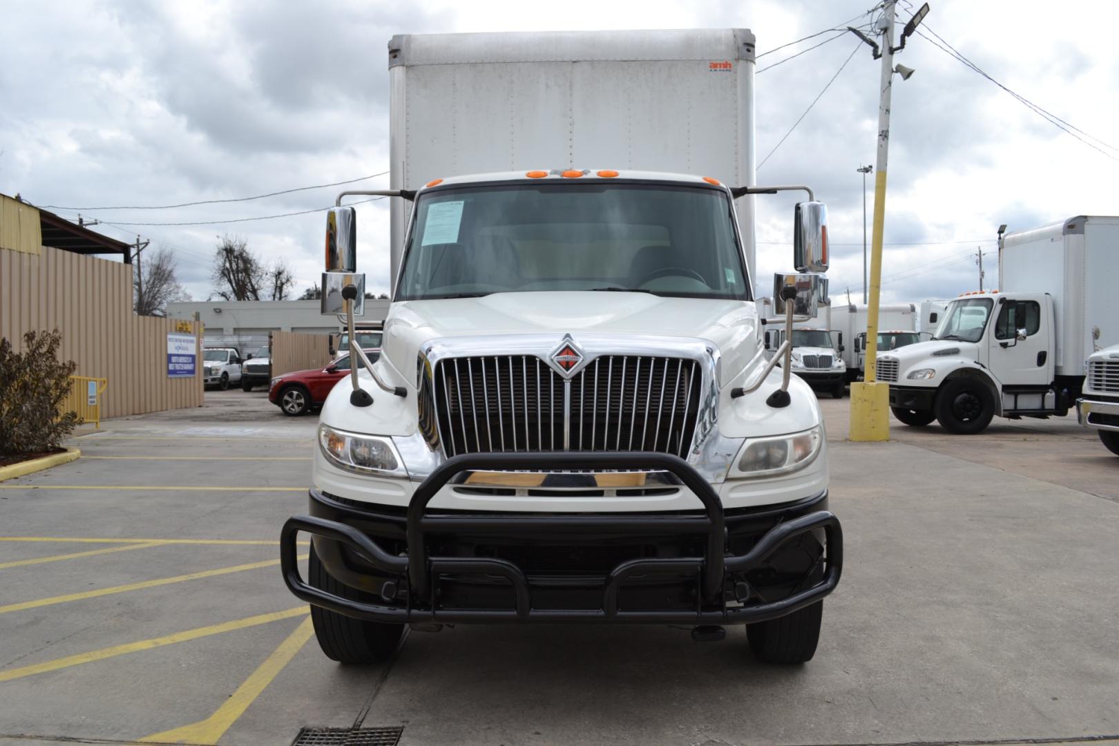 2018 WHITE /GRAY INTERNATIONAL 4400 with an CUMMINS L9 8.9L 300HP engine, ALLISON 3000HS AUTOMATIC transmission, located at 9172 North Fwy, Houston, TX, 77037, (713) 910-6868, 29.887470, -95.411903 - Photo#1